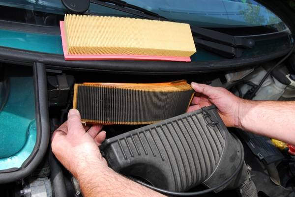 Cómo cambiar el filtro del aire de un coche - 6 pasos