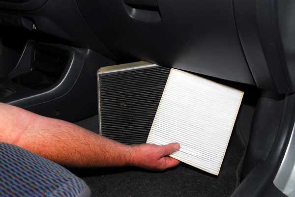 Pour un contrôle adéquat du climatiseur dans la voiture: remplacer le  filtre à pollen par soi-même!