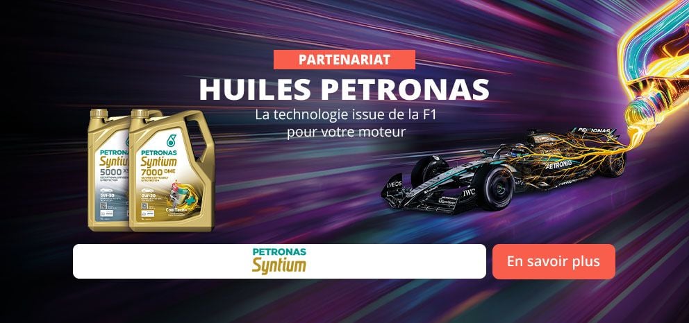 Bannière de partenariat PETRONAS Syntium. Deux bidons d’huile moteur Syntium sont présentés à côté d’une monoplace de Formule 1. Texte : « La technologie issue de la F1 pour votre moteur ». Bouton « En savoir plus ».