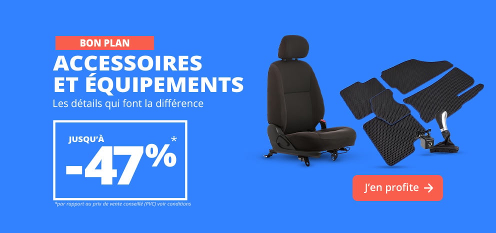 Bannière Accessoires et équipements. Offre sur une sélection d’accessoires et d’équipements automobiles. Visuel présentant un siège automobile, des tapis de sol et un support pour smartphone sur fond bleu. Bouton « J’en profite ».