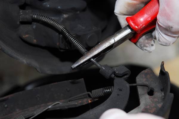 Jeu De Mâchoires De Frein à Main BOSCH (frein De Stationnement) - Réf. 0 986 487 720 - Compatible Mercedes Sprinter, VW Crafter