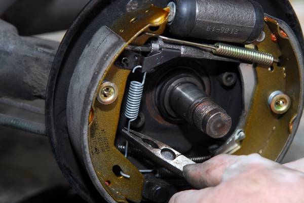 Elefante Elly THUN In Ceramica Dipinta A Mano - Portafortuna Con Fiore 12x9x11cm