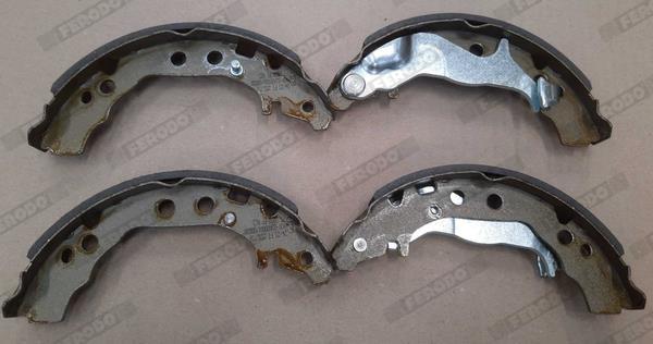 Jeu de 4 mâchoires de frein (Garniture de frein à tambour) FERODO ref. FSB4335