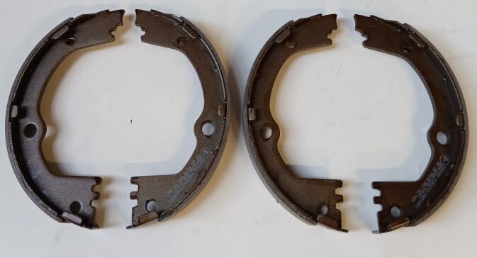 Jeu de 4 mâchoires de frein (Garniture de frein à tambour) FERODO FSB4343
