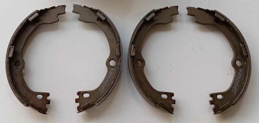 Jeu de 4 mâchoires de frein (Garniture de frein à tambour) FERODO FSB4344
