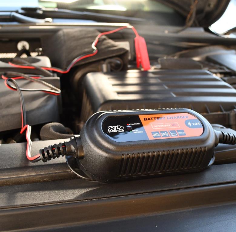 Chargeur de batterie de voiture ((de 6 à 12 V, et câbles)) XLP TOOLS ref. 551546
