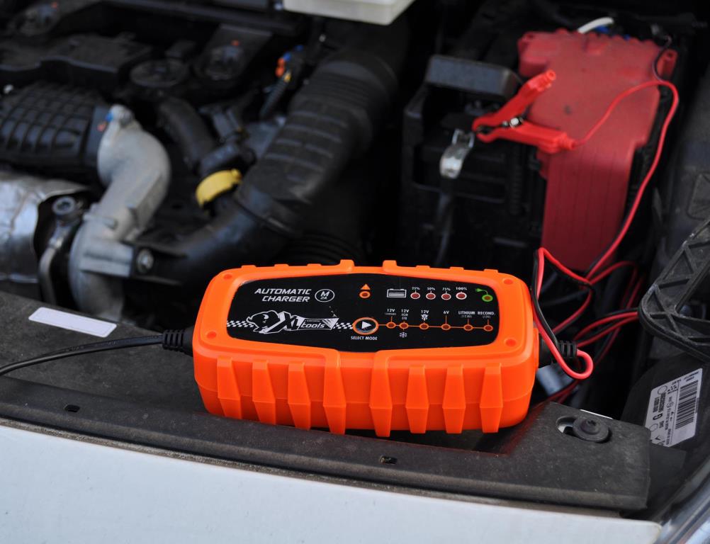 Chargeur de batterie de voiture ((de 6 à 12 V, et câbles)) XLP TOOLS ref. 553985
