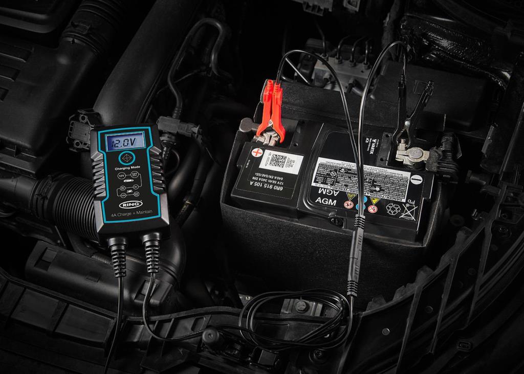 Chargeur de batterie de voiture ((de 6 à 12 V, et câbles)) RING  ref. RESC804FR