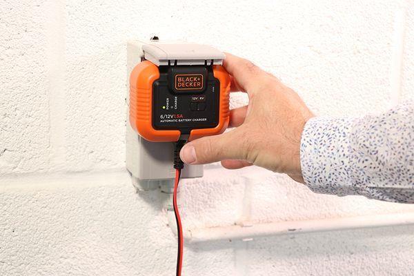 Chargeur de batterie de voiture ((de 6 à 12 V, et câbles)) BLACK+DECKER ref. BXAE00021