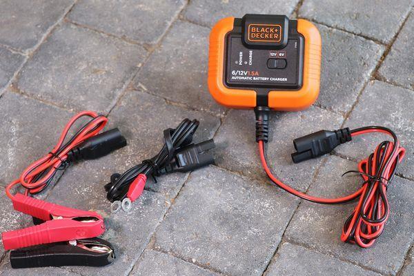 Chargeur de batterie de voiture ((de 6 à 12 V, et câbles)) BLACK+DECKER ref. BXAE00021