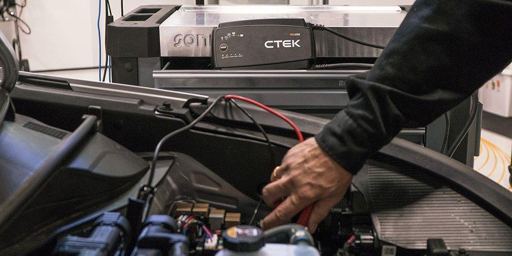 Chargeur de batterie de voiture ((de 6 à 12 V, et câbles)) CTEK ref. 40-194