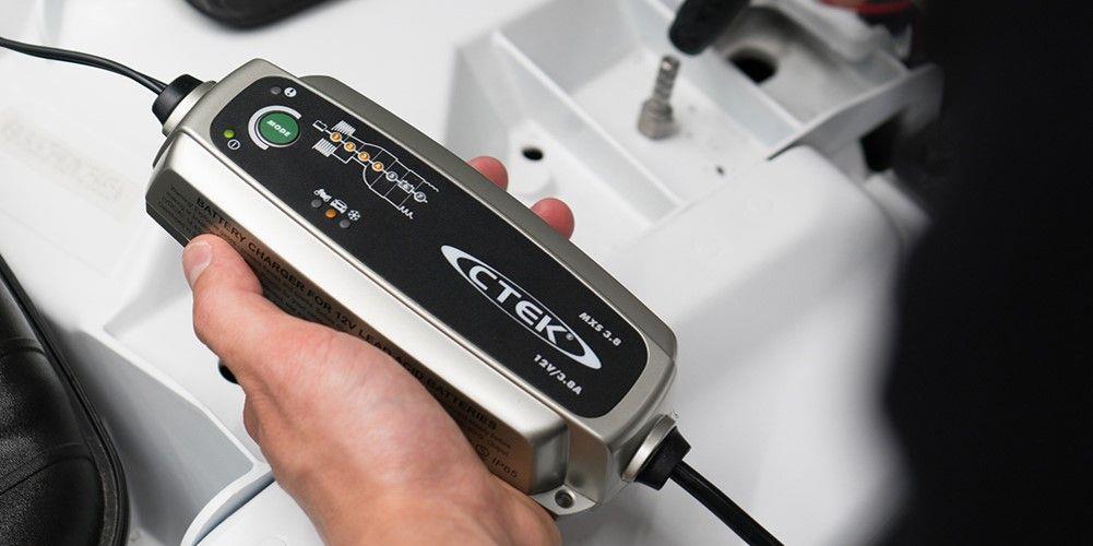 Chargeur de batterie de voiture ((de 6 à 12 V, et câbles)) CTEK ref. 56-309